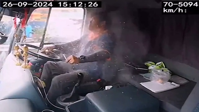 [動画1:03] 一体どこから・・・？謎の物体により走行中のトラック運転手が意識不明