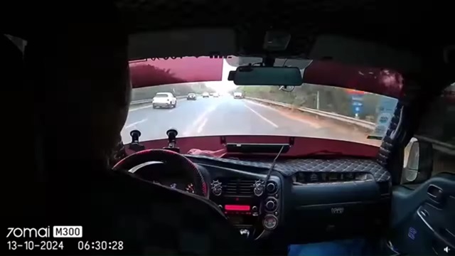 [動画0:29] 居眠り運転・・・？停車中のトラックに一直線