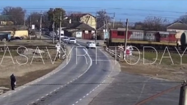 [動画0:19] 警報機の鳴る踏切に進入、弾き飛ばされる