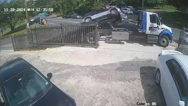 [動画0:11] 路駐していた車両運搬車、ジャンプ台になってしまう