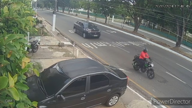 [動画0:22] 女性ライダー、後ろからはね飛ばされる