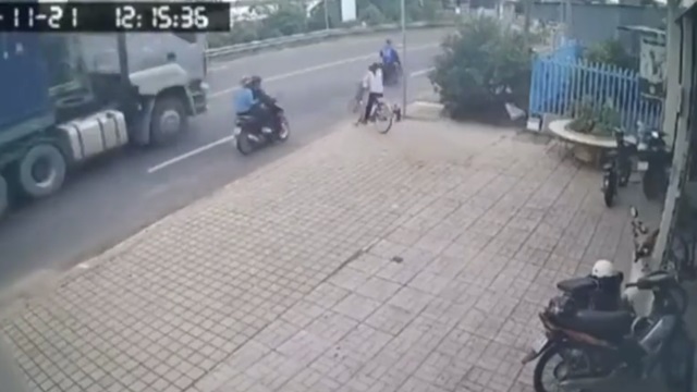 [動画0:33] 自転車で飛び出す女子中学生、コンテナトラックに潰される