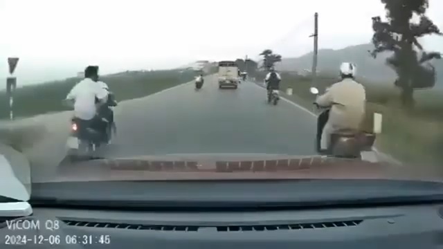 [動画0:52] ノーヘル高校生、通学中にバイク事故で死亡