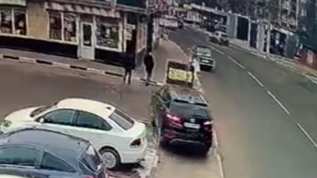 [動画0:10] ヒュンダイ乗り、歩道の男性2人に後ろから突っ込む