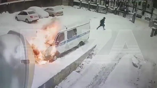 [動画1:05] 警察面目丸つぶれ、警察署で警察車両を燃やされて撮影される