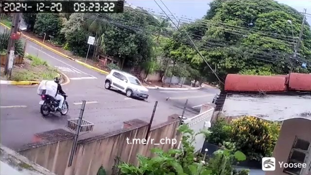 [動画0:28] フィアット・ウーノ、見事なフェイントでライダーをブロックする