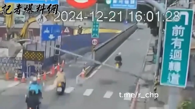 [動画0:21] 突然倒れる街路灯、スクーターの女性が巻き込まれる