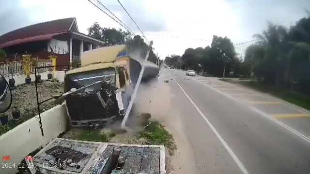 [動画0:20] 左しか見てなかったライダー、タンクローリーに轢かれてしまう