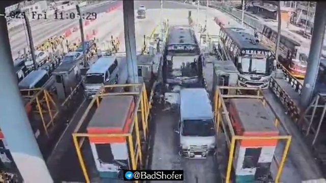 [動画0:14] 高速道路料金所の車列にバスが突っ込む、車が潰され6人が死亡