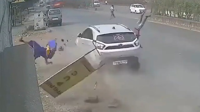 [動画0:26] 車道を歩いていた歩行者、勢いよく吹っ飛ばされる