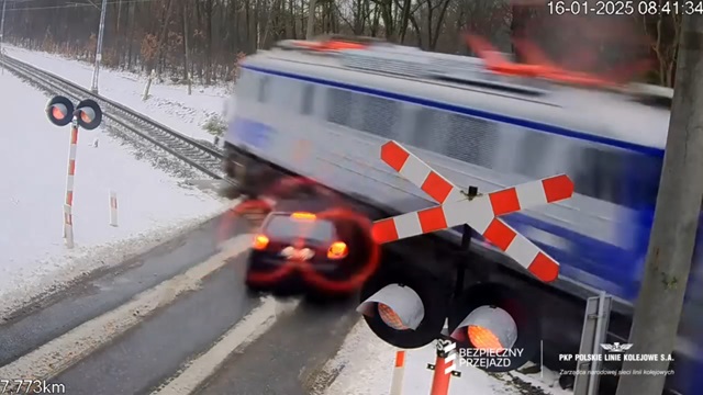 [動画0:19] 警報機の鳴る踏切に進入する車、すごい勢いで吹っ飛ばされる