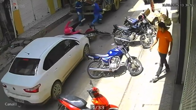 [動画0:31] バイクの女性をゴミ収集車へ