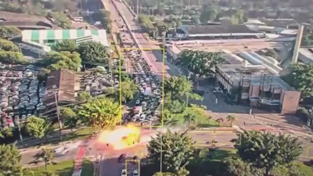 [動画1:33] サンパウロ、道路に小型航空機が墜落する事故