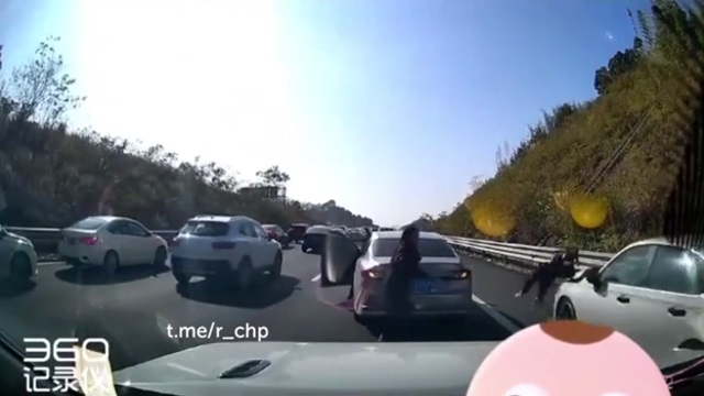 [動画0:46] 高速道路上で子供を降ろす親、大激怒