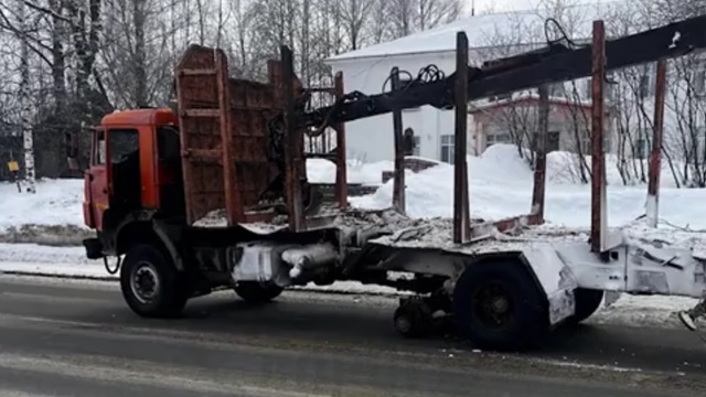 [動画0:09] 猛スピードで転がるタイヤ、歩道にいた少年に直撃