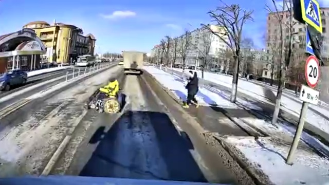 [動画0:12] 横断歩道の手前で追い抜くバカ、車椅子の男性が被害に