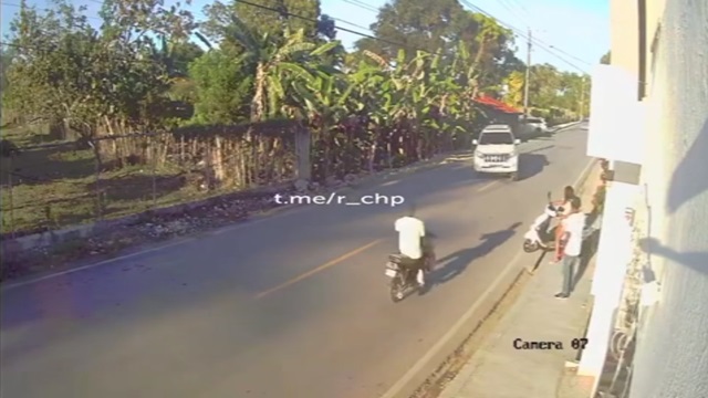 [動画0:13] 対向車のバイク、歩道の歩行者、全員まとめて吹っ飛ばす