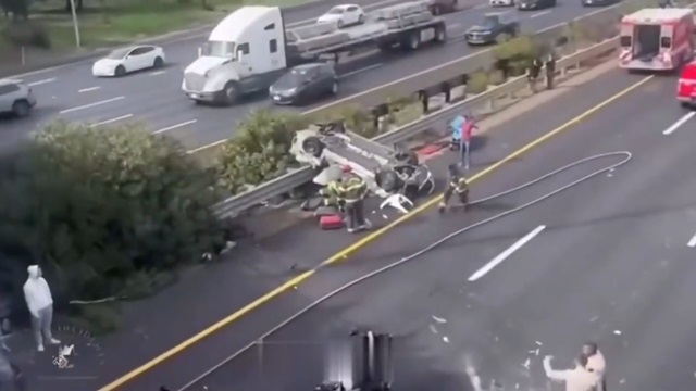 [動画0:40] 高速道路を走行中、目の前に車と木が落ちてくる