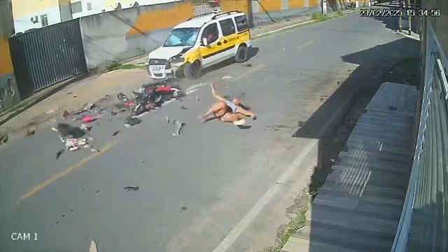 [動画2:09] よそ見運転？女性ライダーが死亡する瞬間